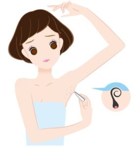 腋毛を剃る女性